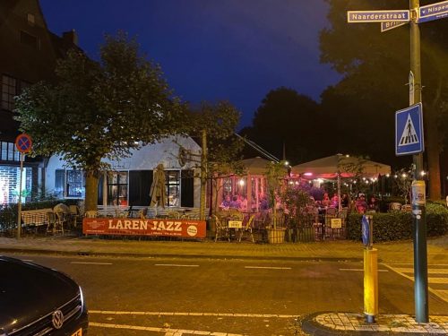 Laren Jazz Banner Bij Mauve Bar & Brasserie