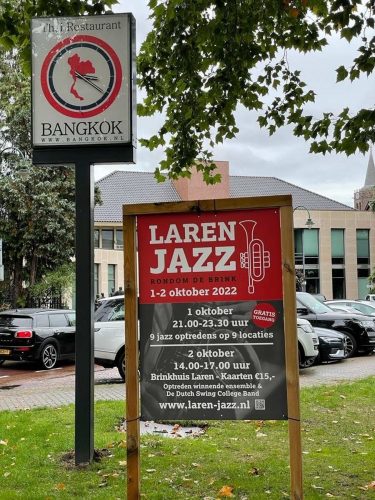 Laren Jazz Banners In Het Dorp